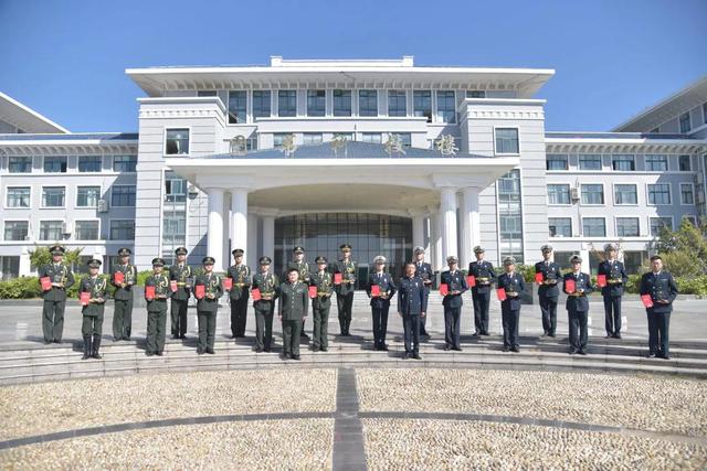 喜迎封顶日，共创教育梦，十大彩票网站排名新建的教学楼封顶了