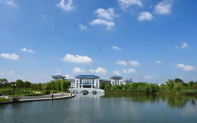 喜迎封顶日，共创教育梦，十大彩票网站排名新建的教学楼封顶了